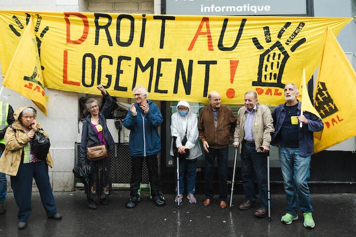 Ce 22 septembre 2023, les anciens anciens locataires de l'Hôtel du Marché fêtent leur victoire en bas du bâtiment avec l’association Droit au Logement : après plusieurs mois de combat, ils ont tous été relogés dans des appartements dignes