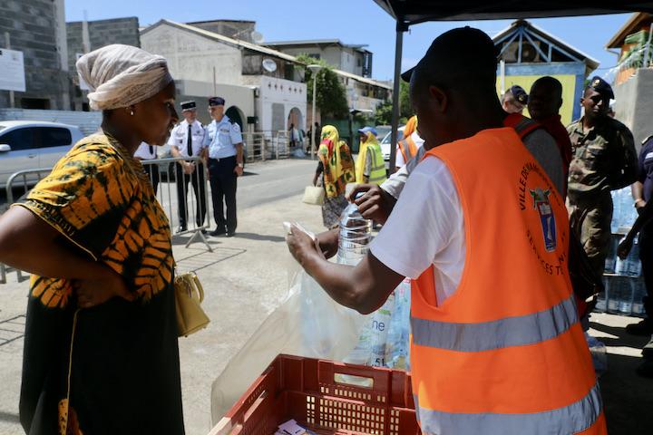 « J'ai mis quatre heures pour récupérer une seule bouteille lors d'une distribution », s’indigne un jeune homme