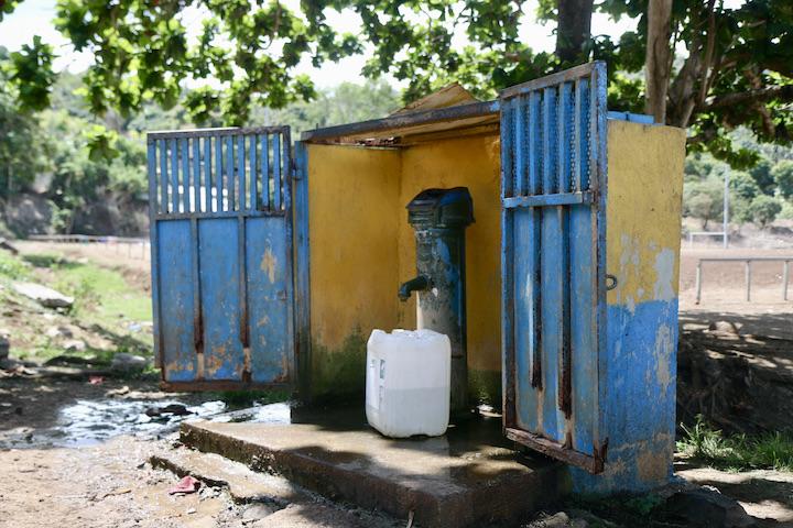 Pendant plusieurs années, les habitants du village se débrouillent comme ils le peuvent : certains captent directement l’eau d’une rivière sans doute polluée ; les plus vaillants se fournissent à une borne fontaine