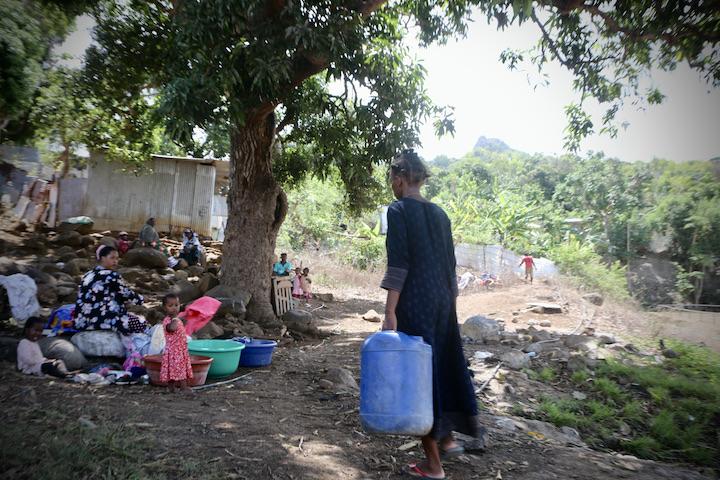 Fazdati fait le plein à la borne fontaine, avant de rejoindre sa maison, une centaine de mètres plus loin