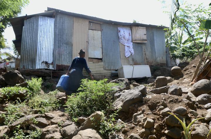 Le récit local veut que les mamans aient obtenu, à force d’acharnement, l’installation de la borne. « Ça a été un soulagement », raconte Hadidja. « C’était encore fatigant », lui répond Fazdati