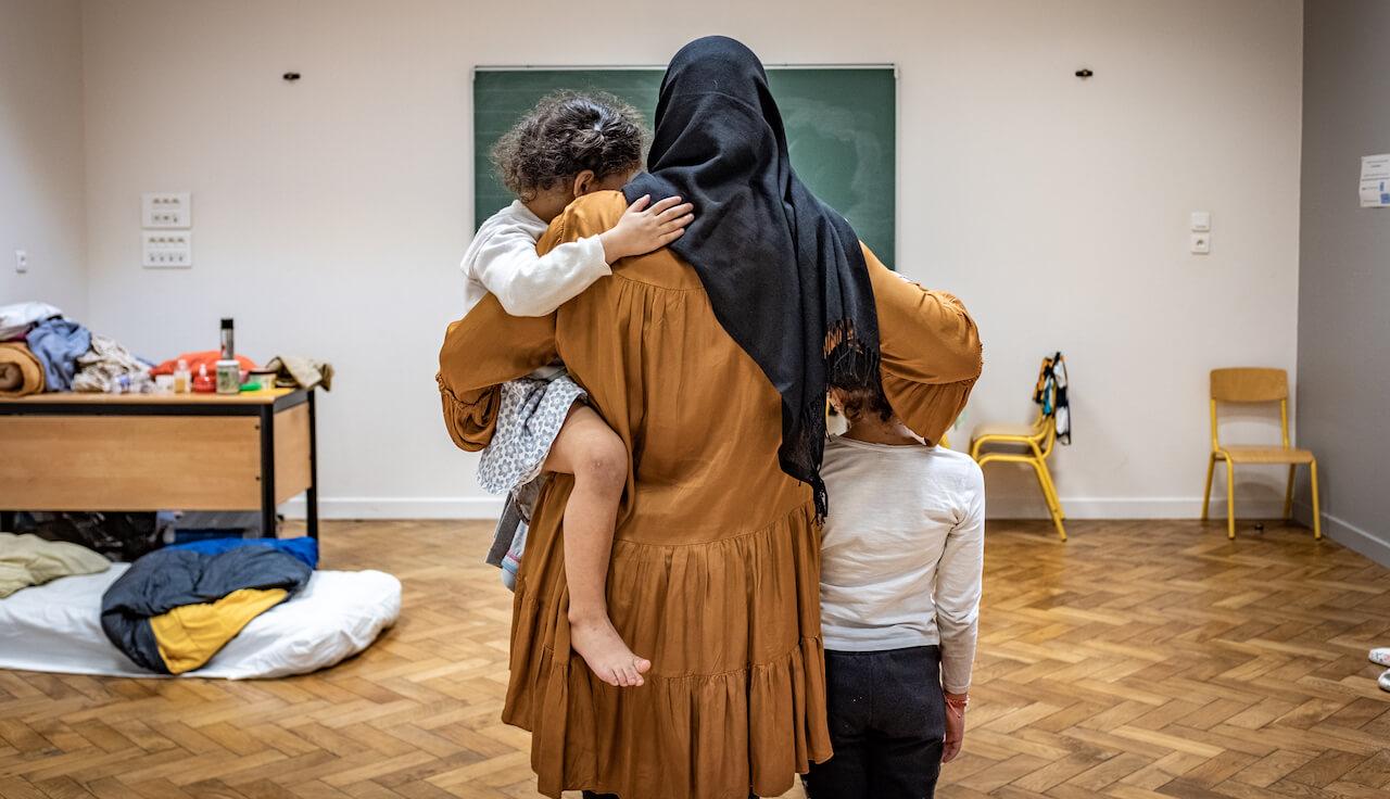 Nour, Muhammad et Fabiola dorment dans leur école primaire