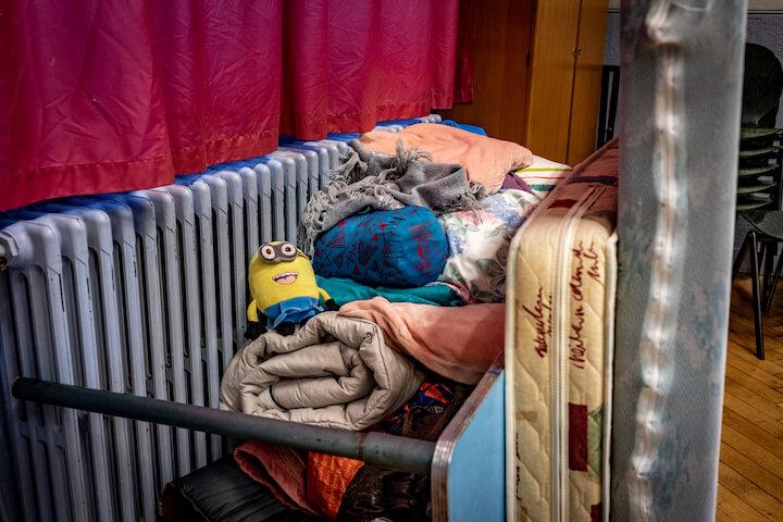 Les lits et doudous des enfants de Youssef sont empilés dans un coin de la salle de musique.