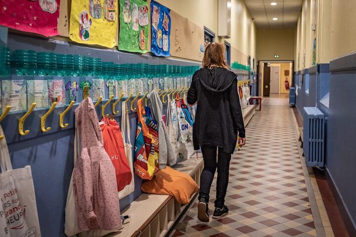 Chaque nuit, un enseignant ou un parent d’élève dort avec la famille. Le week-end, c’est l’hôtel - quand le budget le permet. 