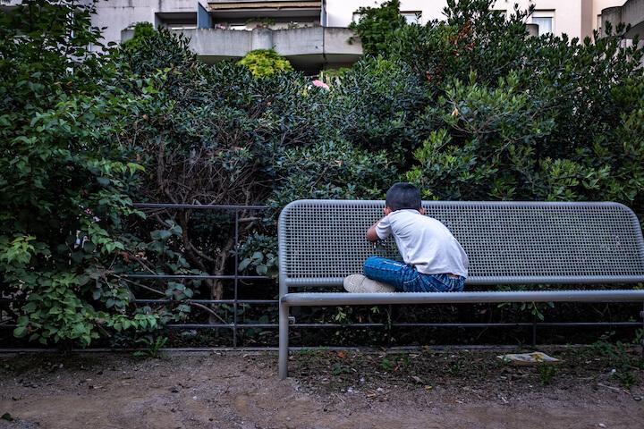 Chaque soir, les enfants attendent devant l’école jusqu’à 19h avant de pouvoir y trouver refuge