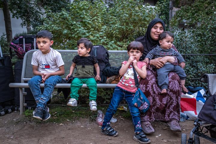 Sarah et ses enfants ont fuit la guerre en Syrie et dorment dans la salle de musique de l'école.