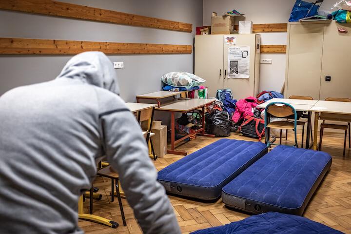Une autre salle de classe accueille Ermina et Fabiola, dix et huit ans, leur petit frère et leurs parents.