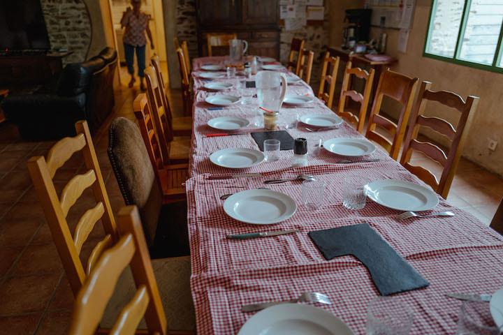 Après une fin de matinée à travailler dans son coin de verdure, Christophe arrive finalement à table dans la grande salle à manger commune