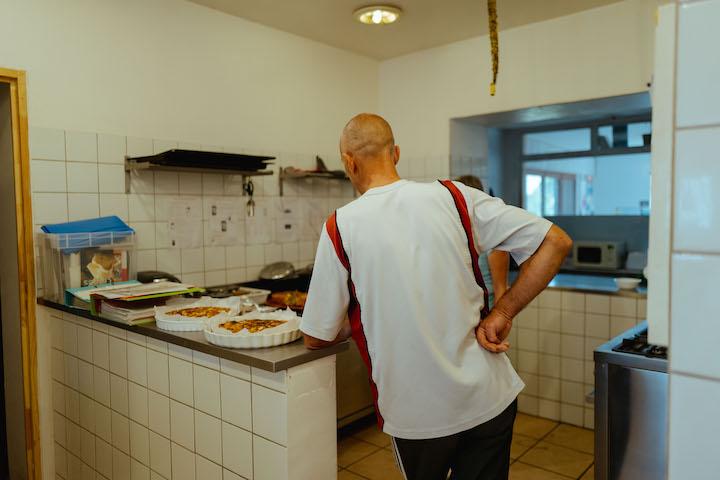Entre une part de cake à la courgette et une de tarte aux poivrons, il raconte ne pas encore avoir utilisé ses jours de vacances, contrairement à Yvan et Rasta
