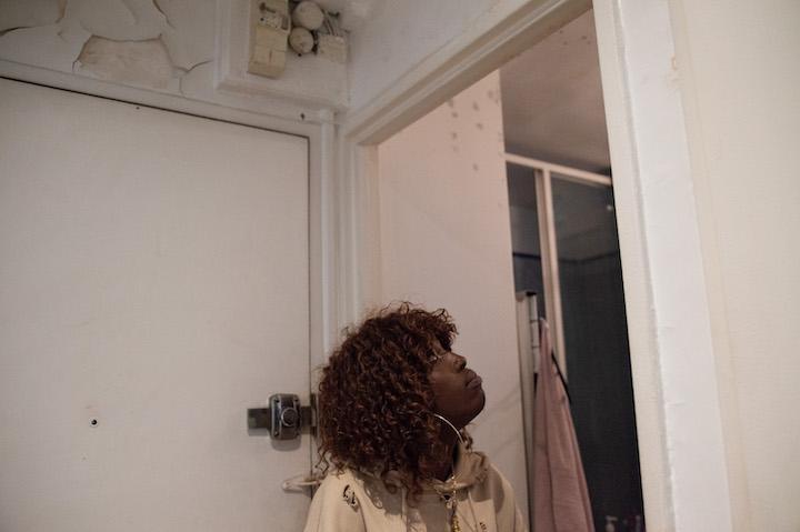 Aminata Diabaté est à bout. Sur les murs de l’appartement, les tâches de moisissures grises se sont multipliées