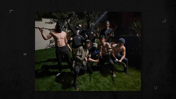 Les ados fafs s’entraînent dans les jardins de leurs baraques quand leurs parents ne sont pas là