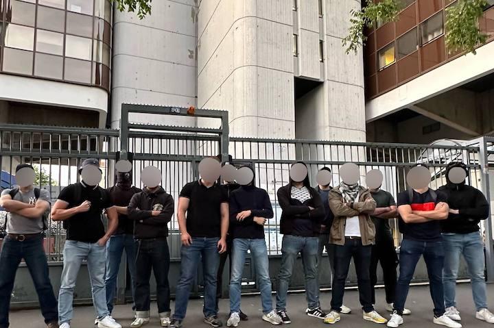 Sur une photo du Gud à Tolbiac, un des militants porte un maillot de foot aux couleurs de la Palestine tandis que Paul-Alexis Husak – figure du groupe, porte un keffieh noir et blanc autour de son cou