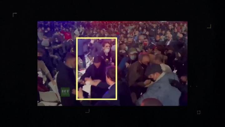 Après l'action des militants antiracistes, Marc de Cacqueray en frappe un et tente d’en attaquer un autre avec une chaise. Il quitte la salle avec les honneurs.