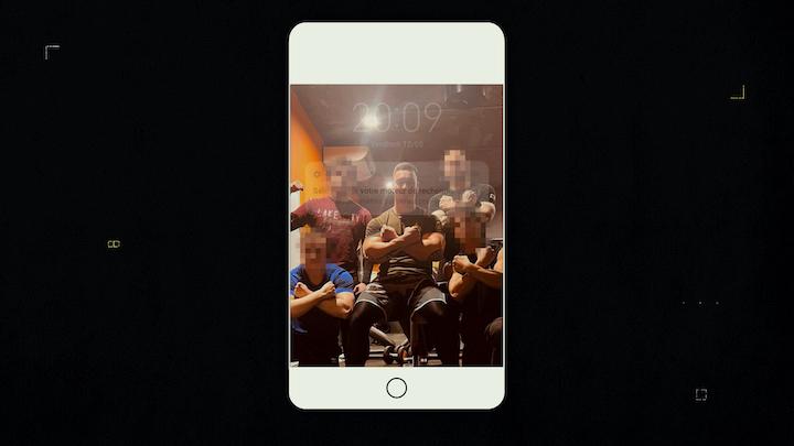 Pierre, un membre de la Division Martel, a mis en fond d’écran de son téléphone une photo où il prend la pose aux côtés du leader gudard, au centre ici. Il appelle Marc « chef ». D’autres le nomment « le big boss »