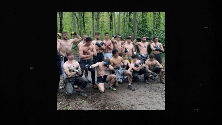 Marc de Cacqueray, ici le deuxième debout en partant de la droite, fait des fights avec de nombreux combattants de la mouvance. En avril 2023, il a avec le groupe versaillais dérouillé la division Martel, les bébés néonazis parisiens