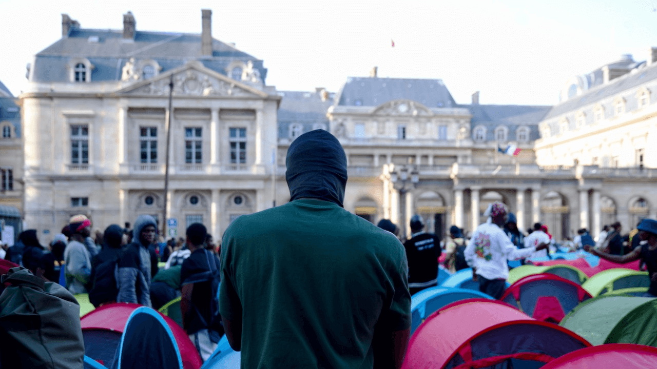 Des centaines d’ados sans-papiers mis à la rue après avoir refusé le chantage des pouvoirs publics