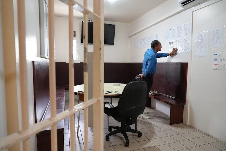 Le 30 octobre 2023, StreetPress a pu suivre le député socialiste de la 2ème circonscription de Guadeloupe, Christian Baptiste, dans sa visite du Cra des Abymes.