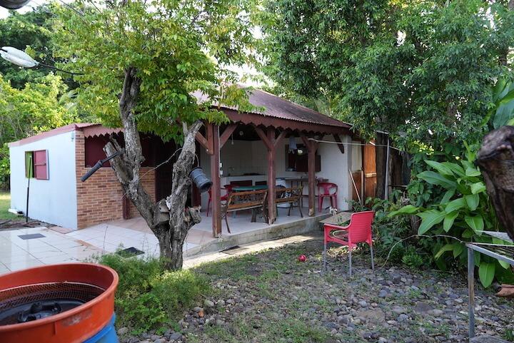 Sander occupe une petite dépendance à l’arrière d’une maison, qu’il loue à un Guadeloupéen autour de 450 euros