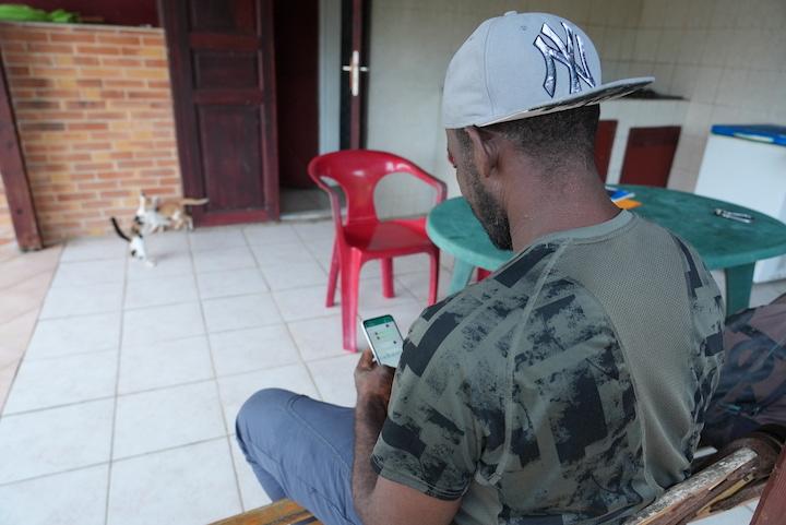 Sander a quitté Haïti en 2019. Lucide sur sa situation irrégulière, il explique qu’il n’avait pas d’autres choix que de fuir un pays devenu « invivable »