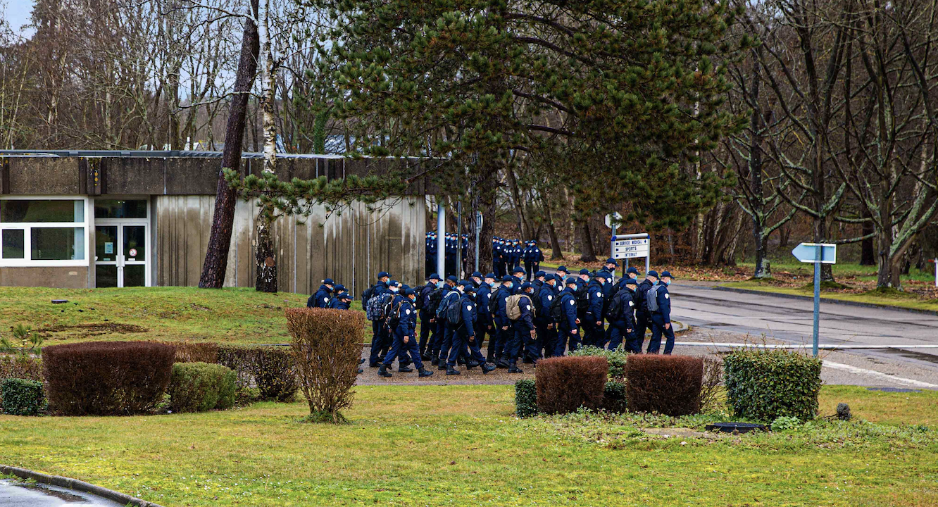 Un élève policier se promène avec Mein Kampf le jour de la venue de la Licra