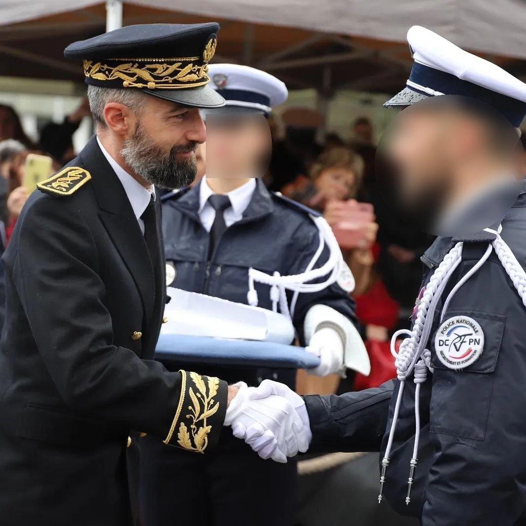  Le 17 novembre, c’est jour de remise des diplômes à Oissel. Le sous-préfet vient en personne remettre la carte de police au meilleur élève