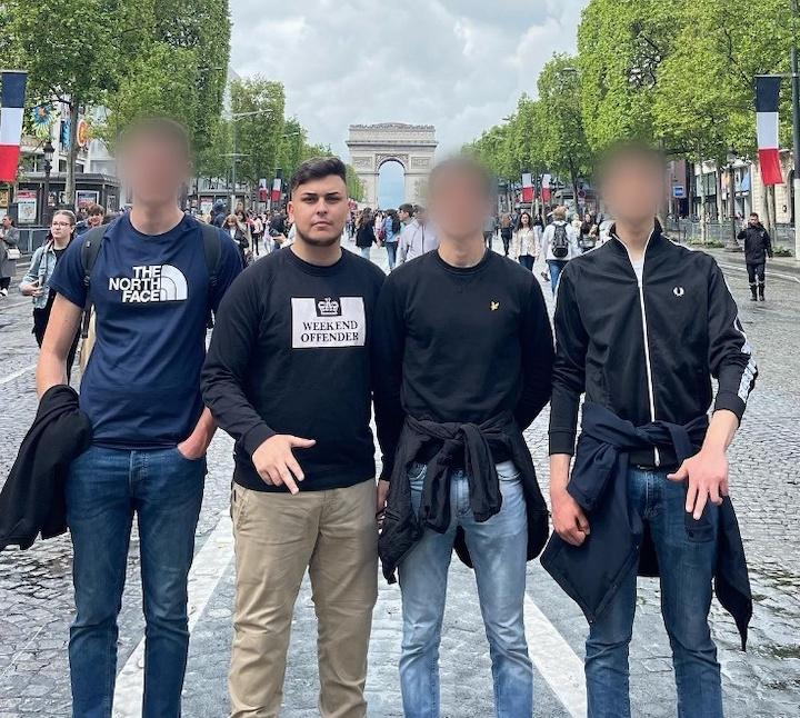Parmi les interpellés, il y a aussi Mattia B. Ici, il pose en faisant un salut de Kühnen, ersatz de salut nazi, sur les Champs-Élysées.