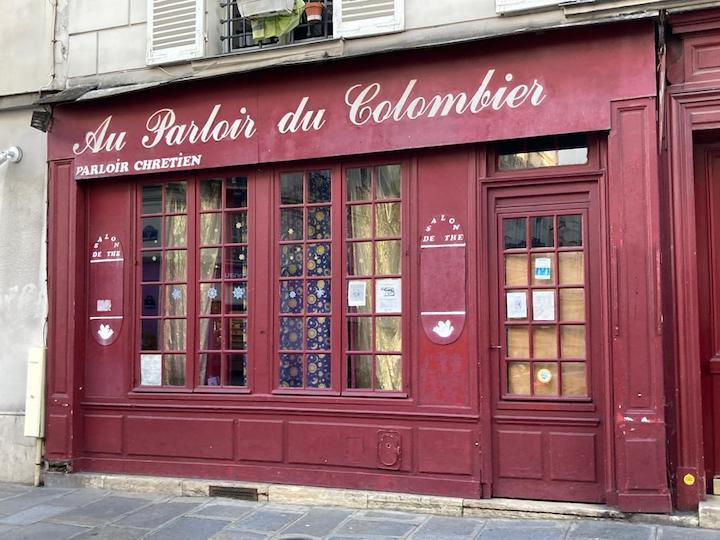 La devanture grenat, traversée par de grandes fenêtres, ne passe pas inaperçue au milieu des façades austères du sixième arrondissement.