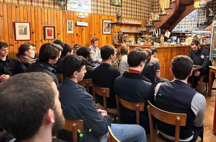 Syndicat proche du Rassemblement National, la Cocarde a pu également bénéficier du local rue du Vieux Colombier pour une conférence