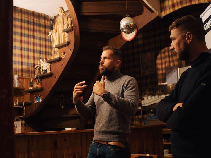 Le patron et fondateur d'Academia Christiana, Victor Aubert, comme un poisson dans l'eau au Parloir du Colombier