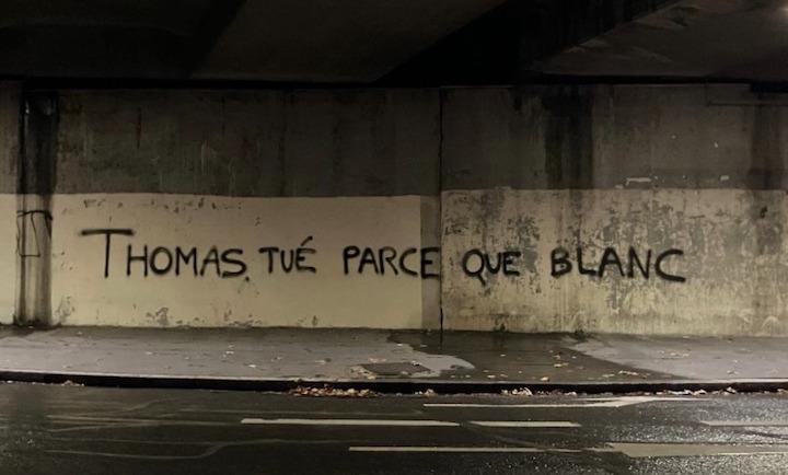 Selon les informations de StreetPress, un petit groupe d'identitaires a décidé de ressortir vers 22h pour coller des affiches et inscrire sur les murs des messages comme : « Thomas tué parce que blanc » ou « meurtre d’un blanc par des barbares 