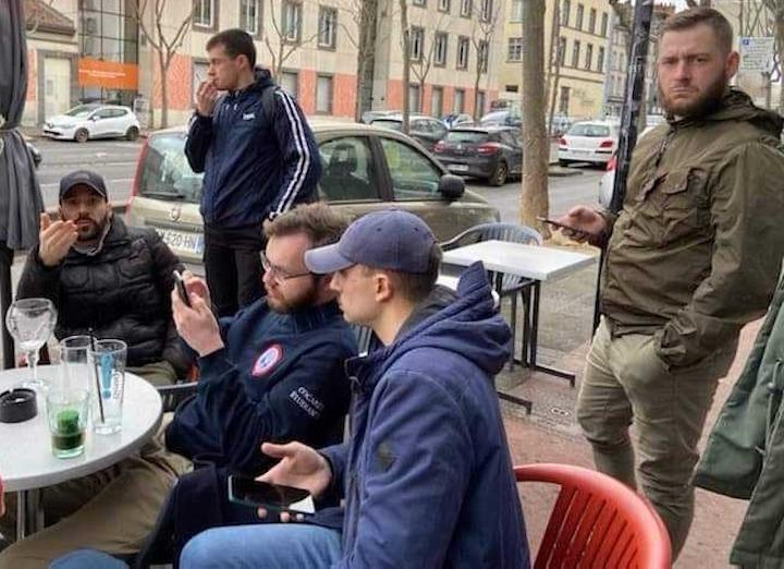 Le nouveau responsable du RNJ 74, Edouard Bina, a fait ses armes à la Cocarde. Ici, il porte son manteau siglé du logo de la Cocarde. À sa gauche, Sinisha Milinov et « Marceluss »