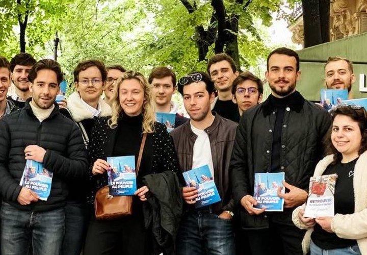 Le Front National a toujours fait appel à des petites mains issues de l’extrême-droite radicale lors de ses collages et tractages. Ici, le tractage de Raphaël Ayma avec le RNJ à Paris en mai 2023