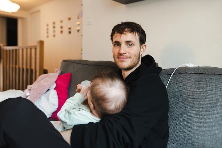 Isaac, la trentaine, est l’heureux papa d’un nouveau-né.