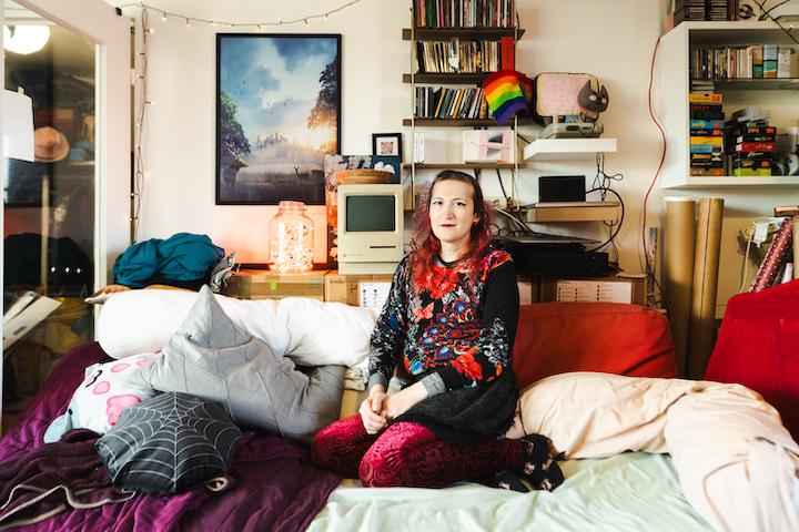 L’appartement parisien de Jena est encore décoré aux couleurs d’Halloween.