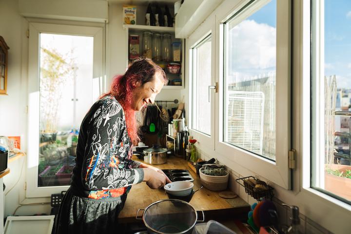 Jena retrace : « Avoir un enfant est un projet qui, en plus d’être personnel, est très militant : on a dû arracher chacune des étapes de notre construction familiale en manif, en réunion, en écrivant des lettres à des députés, en distribuant des tracts. 