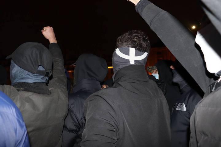 Au rassemblement parisien d’extrême droite pour Thomas organisé devant le Panthéon le 1er décembre, des militants du Gud se sont adonnés à des saluts de Kühnen (ersatz de saluts nazis)