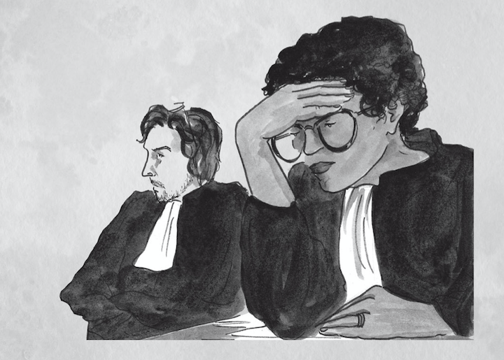 Armée d’un pinceau trempé dans de l’encre de Chine, Ana Pich dessine ce qu'elle voit et entend depuis le banc du public.