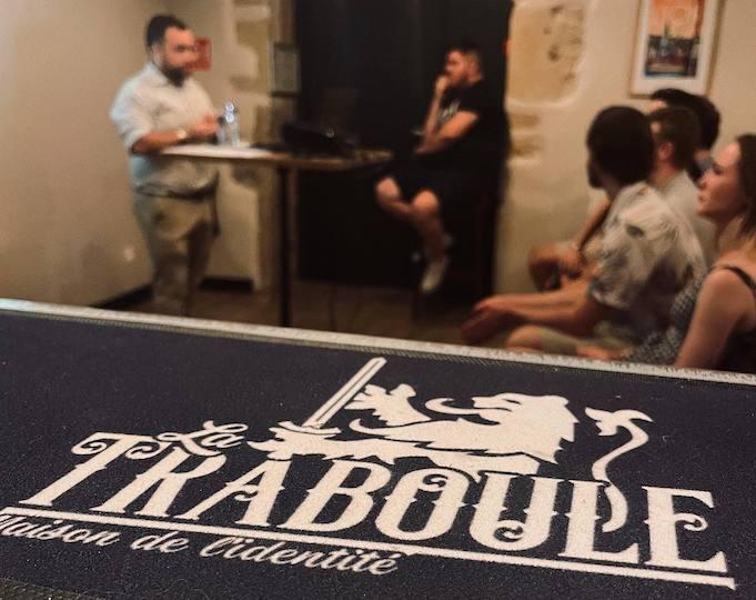 Dans le Vieux-Lyon, la Traboule, bar identitaire poursuit ses activités.
