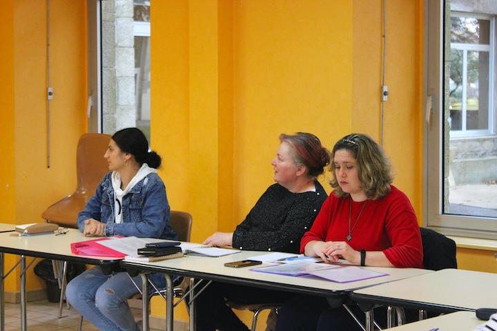 Jeanina, a gauche sur la photo, a la vingtaine. Elle est arrivée il y a peu, mais semble déjà maîtriser les sonorités parfois difficiles du français.  