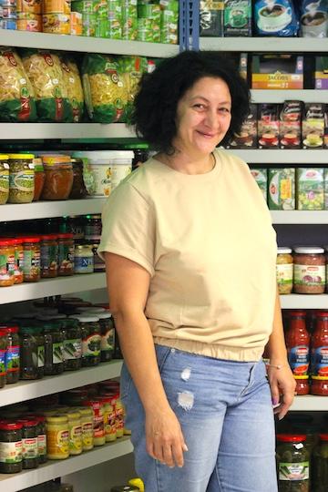 Loredana, la mère de Iuliana, tient une épicerie roumaine dans le centre de Josselin. Elle sert des clients français, connaît les commerçants des boutiques voisines, tout en admettant en souriant qu’elle « ne parle qu’un petit peu français ».