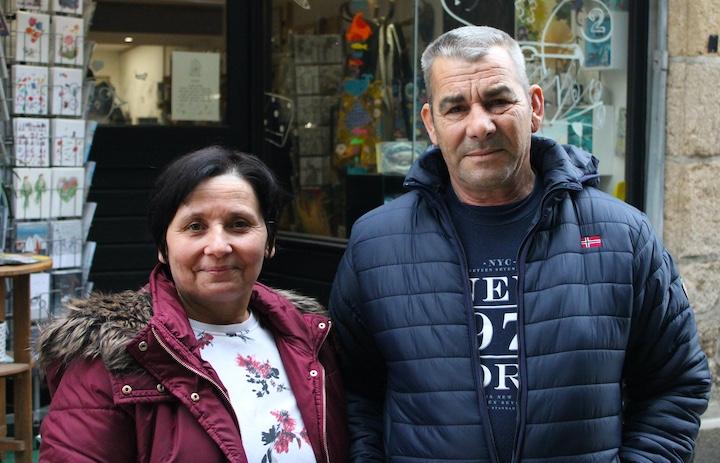 Nicolae et Violeta sont arrivés il y a un an et ne parlent pas français. S’ils se considèrent « bien intégrés » et « apprécient la gentillesse » des locaux, ils reconnaissent *rester « la plupart du temps » avec leurs voisins roumains*.