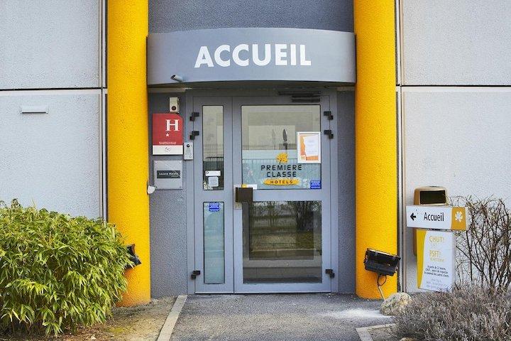 Photographie de l'entrée d'un hôtel Première Classe situé à Montreuil (93).
