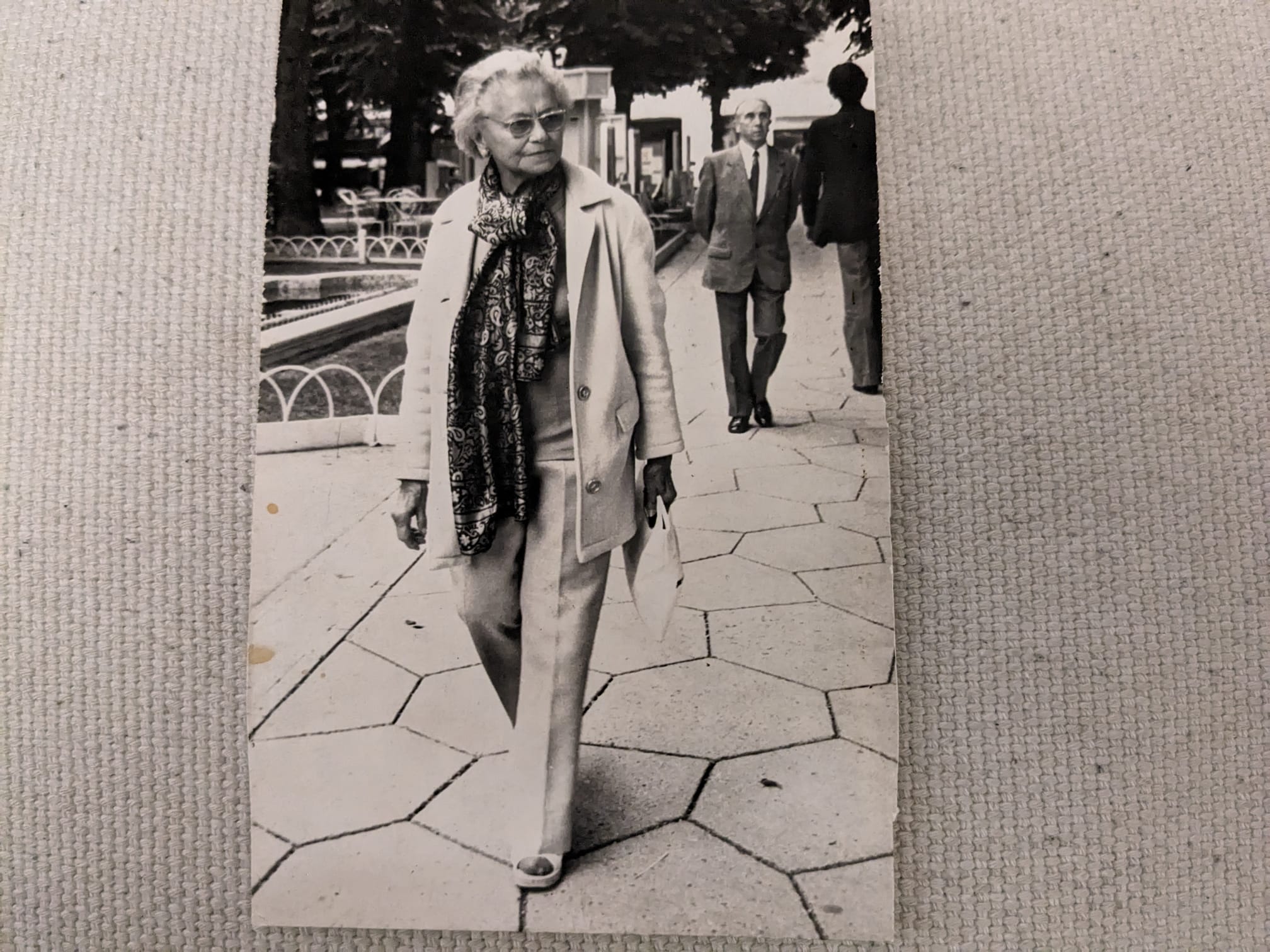 Celle qu’on appelait « Tata Violette » était la lueur d’espoir quand tout s’éteint. Toute la famille de mes grands-parents a été engloutie dans les camps nazis. Les parents de ma mère, seuls survivants, doivent leur vie au courage de Tata Violette.