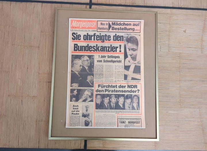 La photo de la gifle, qui fait à l’époque la Une d’un journal allemand, figure dans un cadre, au-dessus du bureau de ma mère. 