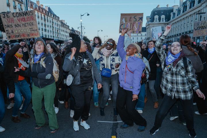 Le 25 novembre dernier, lors de la manifestation annuelle contre les violences de genre à Rennes, Stella répète inlassablement les violences auxquelles sont confrontées les femmes.