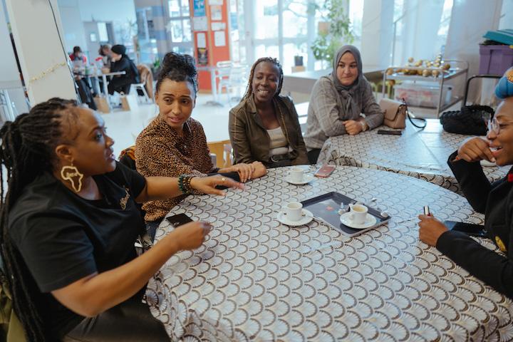 À l’ombre des tours HLM où elles habitent, les Clandestines sont des habitantes d’apparence comme les autres.