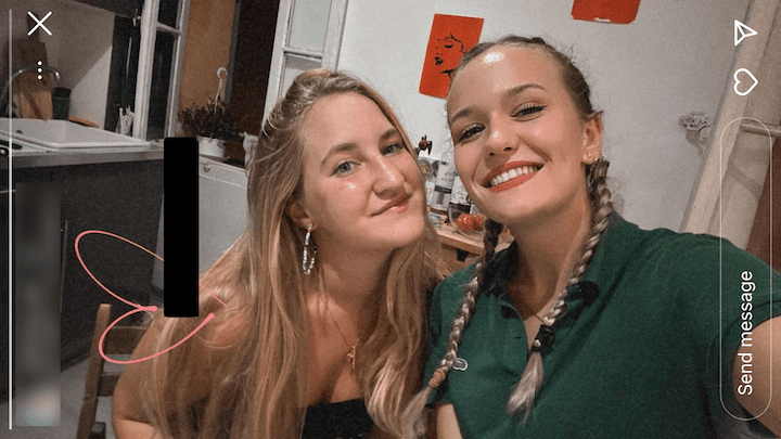 À gauche, Clémence Le Saint. À droite, Nina Azamberti.