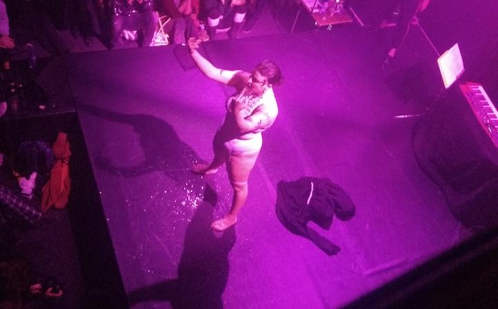 La danseuse Habibitch lors d'une performance donnée au Cabaret de poussière en 2019 (2).