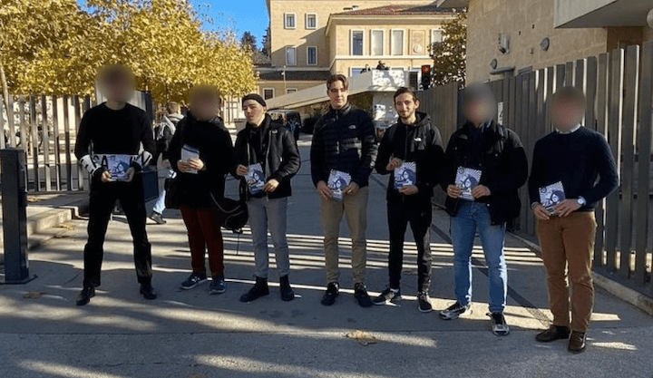 Tractage de la Cocarde en janvier 2022 avec Lenny T., Marc Solina et Raphaël Ayma