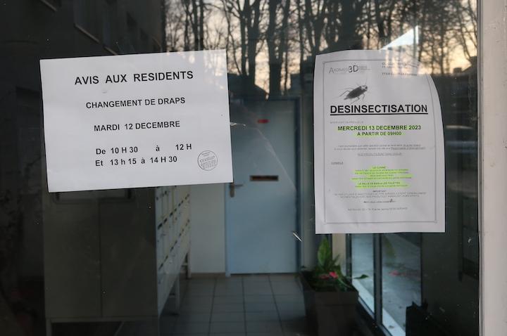 Sur la porte de l'entrée de l'Huda, des affichages informent les habitants en français des changements de draps.